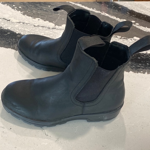 Steve Madden Shoes - Women’s Steve Madden Chelsea boots black leather waterproof size 10 euc